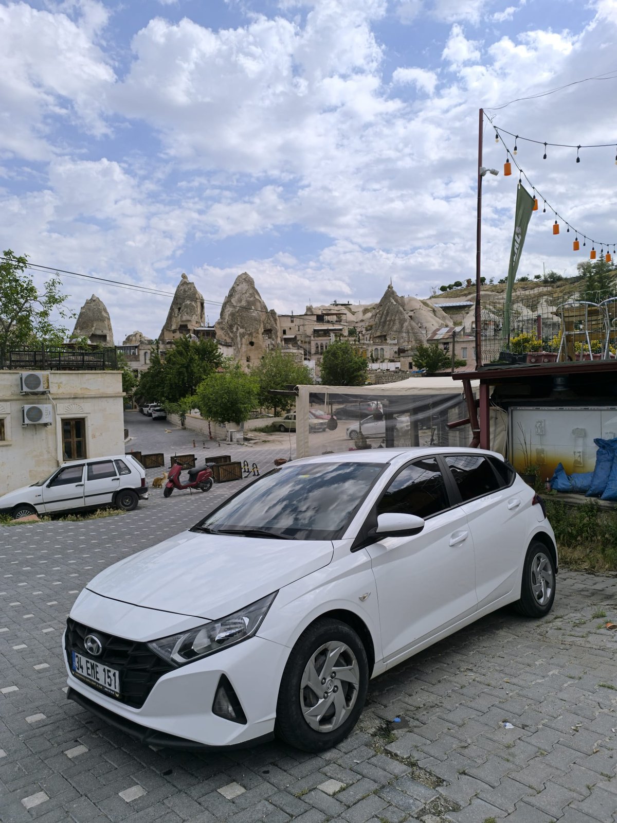 Прокатный автомобиль на фоне долин Каппадокии