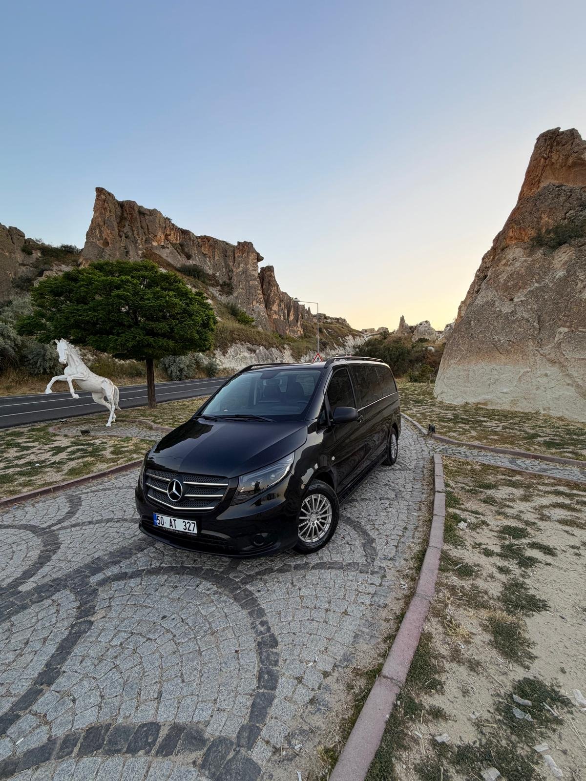 Мінівен Mercedes Vito серед скель Каппадокії